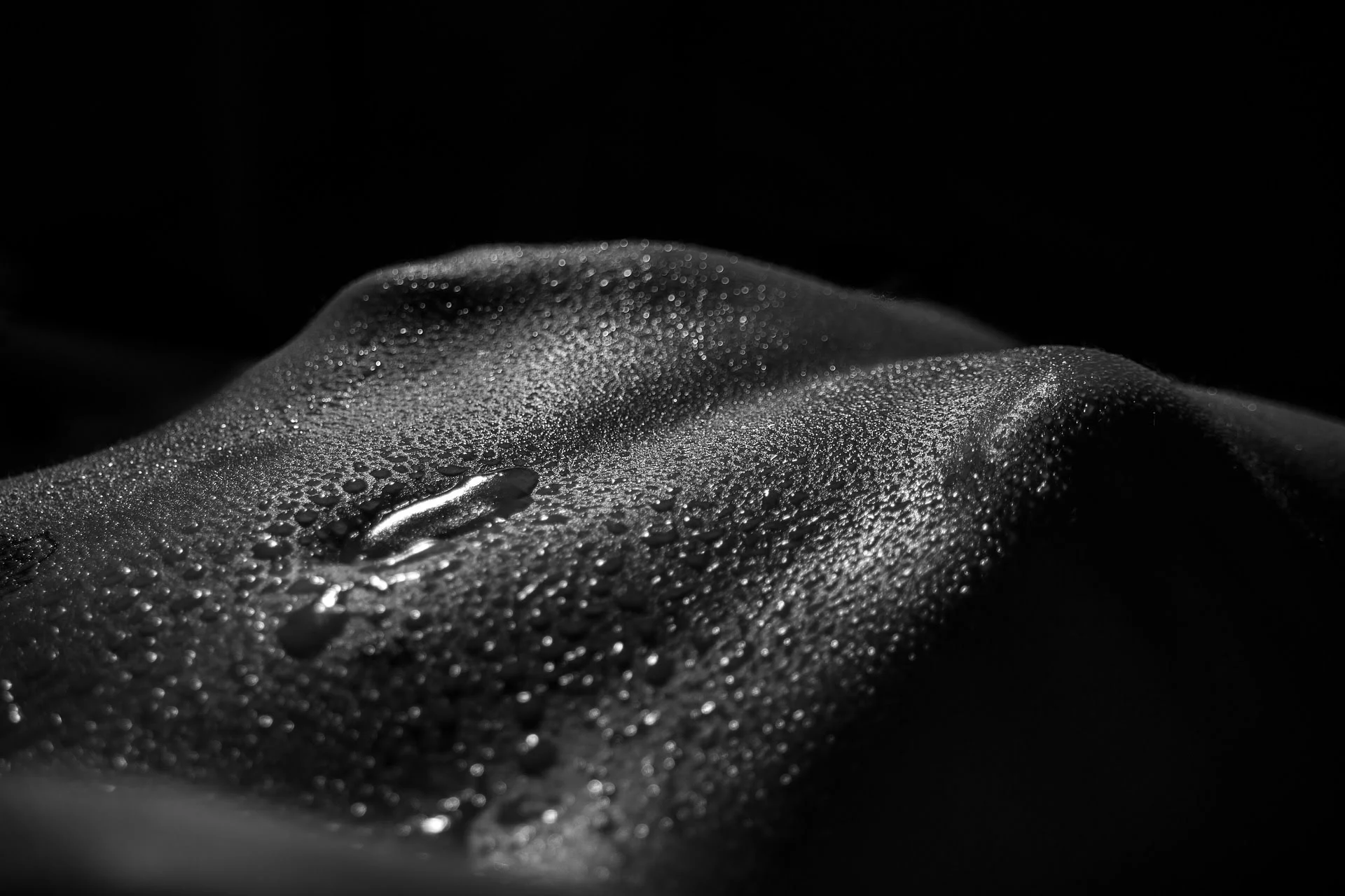 La quête de l'orgasme, souvent vue comme l'objectif ultime, peut paradoxalement devenir un obstacle au véritable plaisir sexuel.
